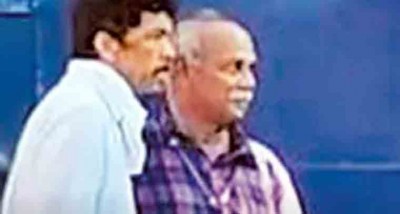 పోసానితో ఫొటోలు దిగిన సీఐడీ అధికారులు 
