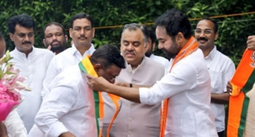 Congress leader Dasoju Sravan joins BJP
