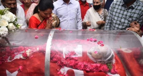 Telangana leaders pay last respects to Mallu Swarajyam
