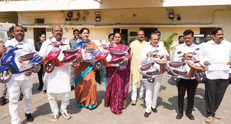 ప్రియాంక గాంధీ స్కూటీలు ఎక్కడ?: బీఆర్‌ఎస్