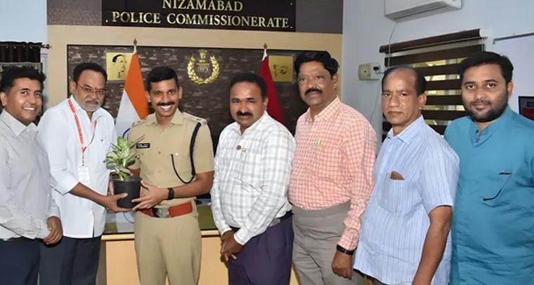 సీపీని మర్యాదపూర్వకంగా కలిసిన రెడ్ క్రాస్ బృందం