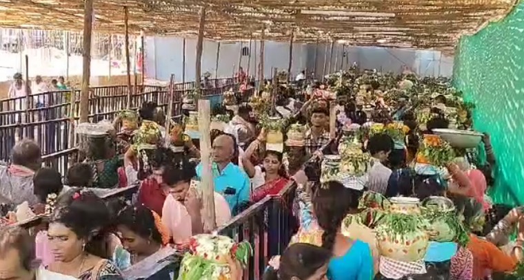 ఘనంగా అమ్మవారికి బోనాలు