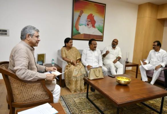 రైల్వే మంత్రి అశ్విని వైష్ణవ్‌తో కాంగ్రెస్ ఎంపీల కీలక భేటీ
