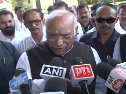 గాంధీ, నెహ్రూపైనా కేసులు పెట్టండి