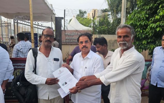రాజకీయాలకు అతీతంగా ప్రజా సేవ.
