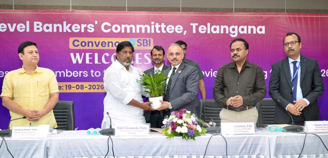 బ్యాంకులే రైతుల వద్దకు వెళ్లాలి