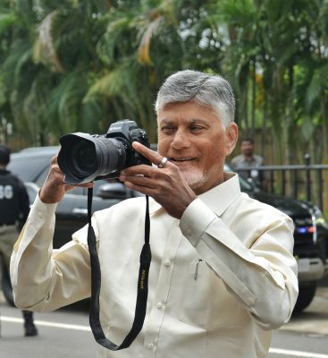 అసెంబ్లీలో చంద్రబాబు సందడి