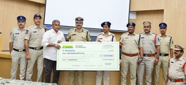 బాస్ ప్రొఫైల్ ఫొటోతో రూ. కోటి మోసం