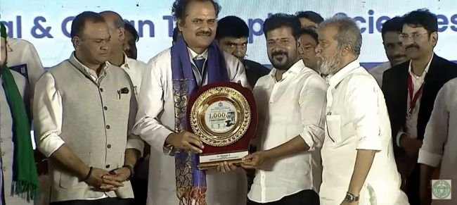 డాక్టర్ గుంటూరు సూర్య రామచంద్ర వర్మకు ముఖ్యమంత్రి చేతుల మీదుగా ఉత్తమ పురస్కారం