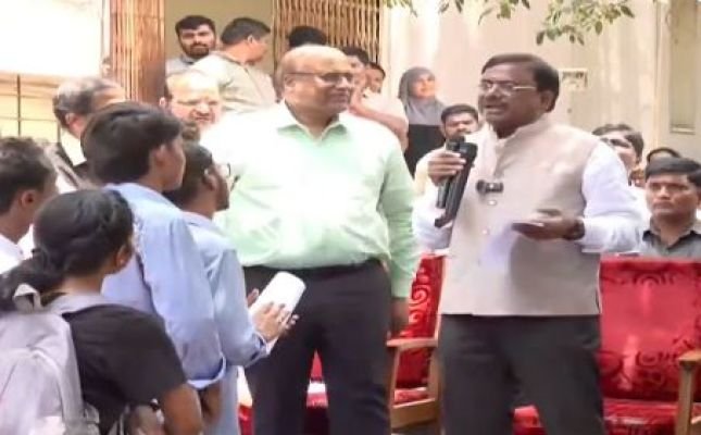 విద్యార్థుల ముందే బాంబు పేల్చిన మంత్రి వివేక్!