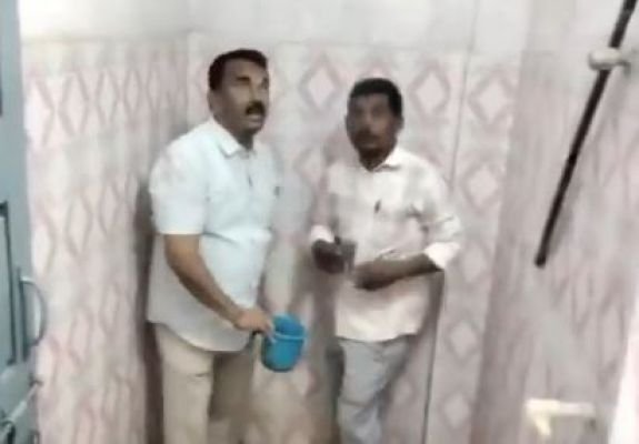 తహసీల్దార్ కార్యాలయంలో టాయిలెట్లు శుభ్రం చేసిన మంత్రి జూపల్లి కృష్ణారావు.. అధికారులపై తీవ్ర ఆగ్రహం!