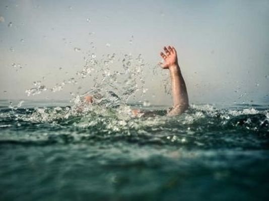 గుజరాత్‌లో కాల్వలోకి దూసుకెళ్లిన బైక్