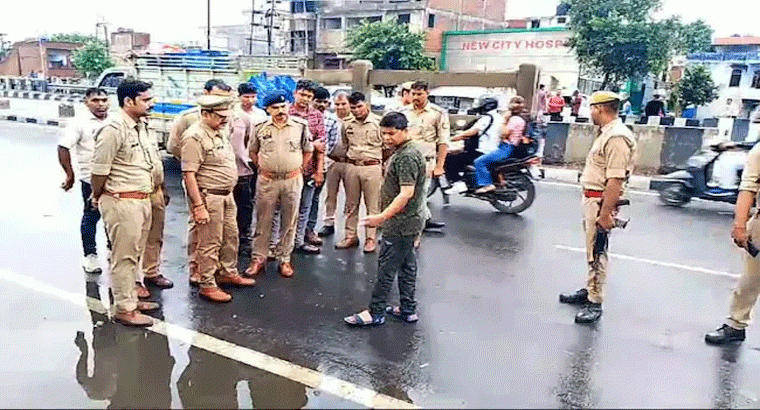 యూపీలో కలకలం: హైవేపై మహిళ నగ్న మృతదేహం