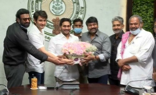 సీఎం జగన్ తో టాలీవుడ్ హీరోస్.. 