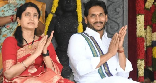 రోడ్డు పక్కన పసికందు