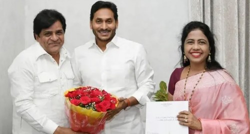 హైవేపై లారీని ఢీకొన్న కారు.. మహిళ దుర్మరణం