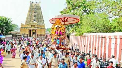 వైకుంఠ ఏకాదశి సందర్భంగా భక్తులతో కిటకిటలాడుతున్న ఆలయాలు