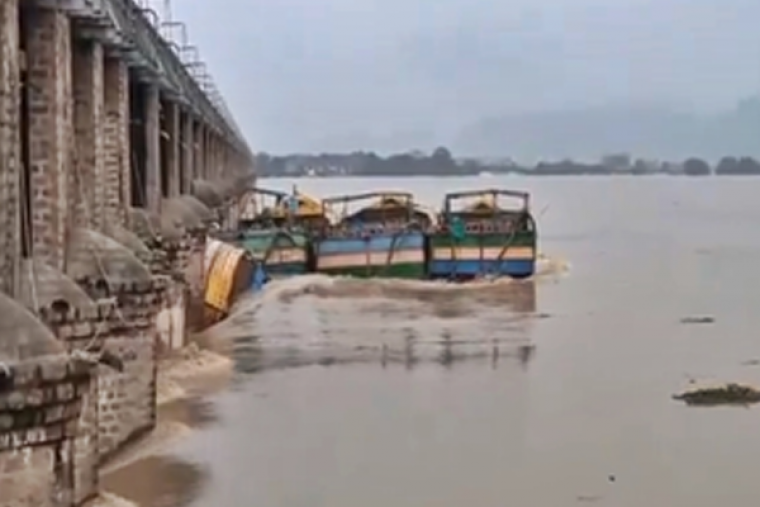 Andhra Pradesh: Operation underway to remove boats from Prakasam Barrage