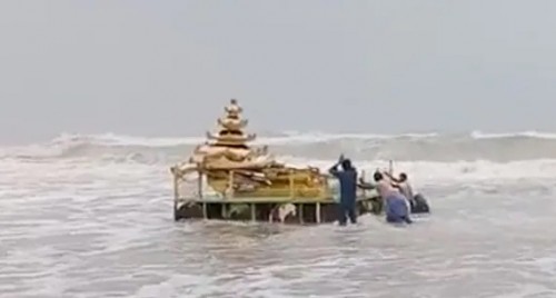 Chariot-like structure washes ashore in Andhra
