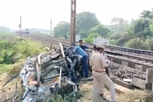 Secunderabad-Visakhapatnam Duronto loco damaged after hitting vehicle