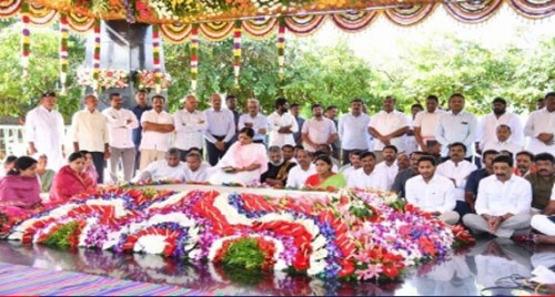 AP CM pays tributes to father, former CM on death anniversary
