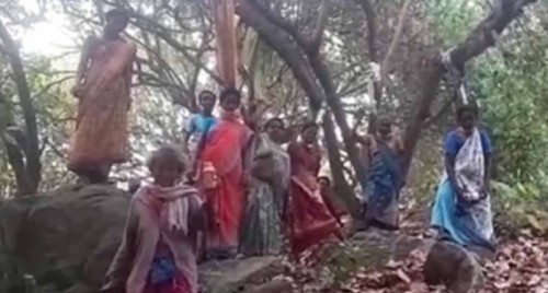 Andhra women farmers stage protest with noose around their neck
