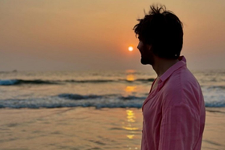 Kartik Aaryan spends quality time with 'sea, sand and sun'
