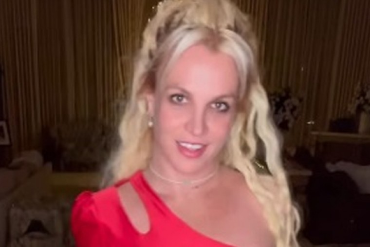 Britney Spears gets in holiday mood, wears red cutout dress