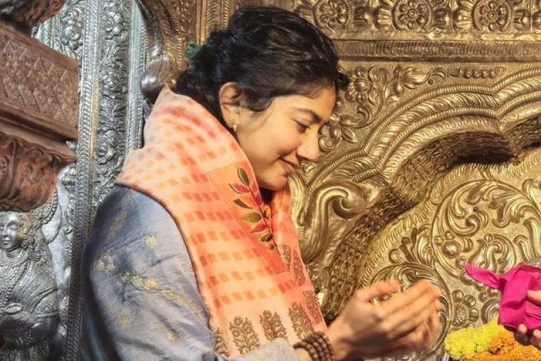 Sai Pallavi visits Kashi Vishwanath temple