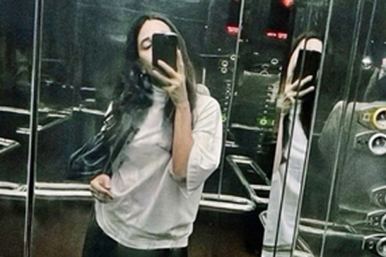 Karisma Kapoor takes an elevator selfie to say 'goodnight'