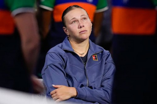 Anisimova dispatches Swiatek to reach semifinals at WTA Finals