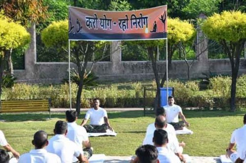Jammu: BSF organises Yoga session at Veer Bhumi Park under 'Yoga at Iconic Places' initiative