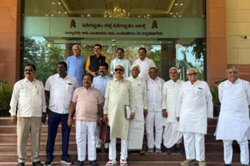 Calls for Karnataka cabinet reshuffle grow; several Cong MLAs meet in Delhi, hold signature campaign