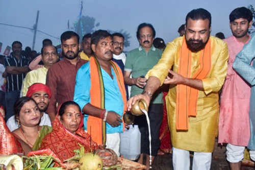 Bihar: Devotees offer 'Arghya' to the rising sun, four-day Chhath Puja concludes