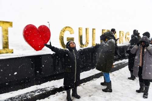 Hotels in Gulmarg see full occupancy as New Year revellers throng Kashmir