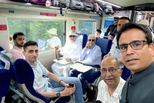 Dr Farooq Abdullah pays obeisance at Mata Vaishno Devi shrine after spending night there