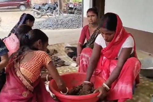 Jharkhand: Rural women pave way for self-reliance with cow dung crafts in Koderma this Diwali