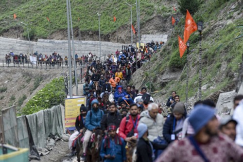 Amarnath Yatra crosses 4 lakh mark, J&K L-G calls it 'miracle'