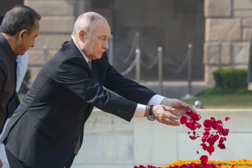 Russian President Vladimir Putin pays tribute to Mahatma Gandhi at Rajghat