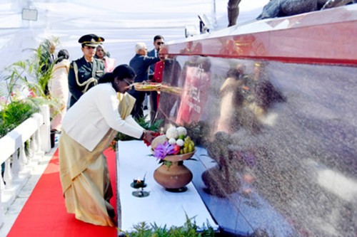 President Murmu pays floral tributes at Nupi Lal memorial in Imphal