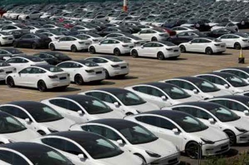 Global automakers scale back electric vehicles, turn towards hybrids