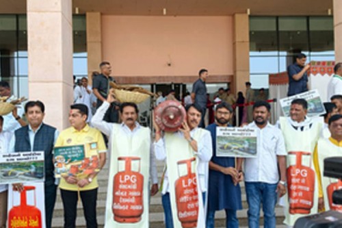 Congress MLAs protest outside Gujarat Assembly over LPG 'shortage'