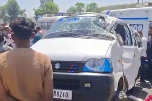 Six killed as private bus rams into van in Gujarat's Sabarkantha