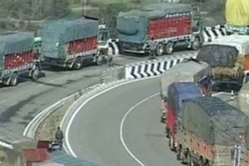 Two-traffic on Srinagar-Jammu highway resumes with restrictions