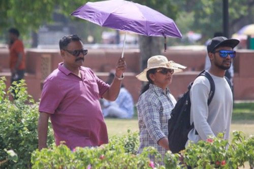 Scorching heat, high humidity in Delhi; IMD predicts light rain