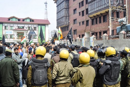 Police stop Cong protest march in Srinagar over US-India trade deal, Iran issue