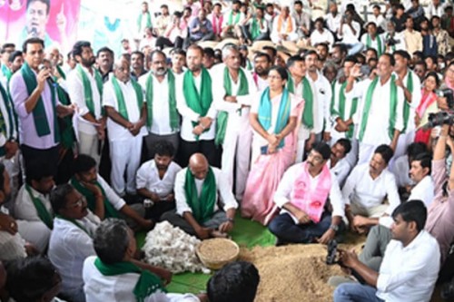 KTR meets cotton farmers, flays Centre, Telangana govt for 'ignoring' their pleas