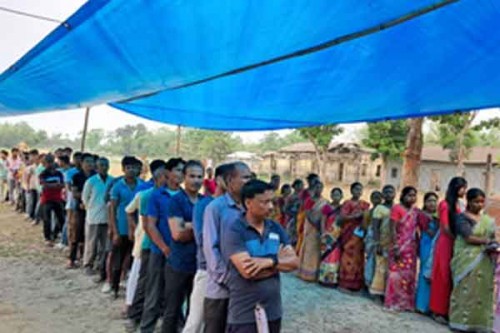 Amid flood of complaints, 50.96 pc turnout in Bengal's three LS seats till 1 pm