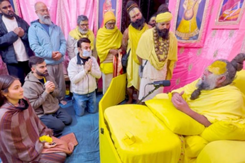 Virat Kohli visits Premanand Ji Maharaj's ashram with wife Anushka Sharma