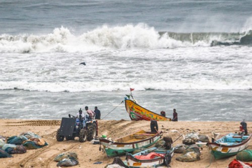 Alert in TN ports as Cyclone 'Montha' nears Andhra coast, Chennai, northern TN districts brace for heavy rain